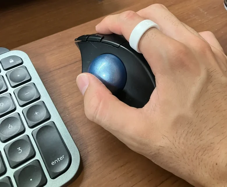 Oura Ring 4サイジングキットのサイズ9(USモデル)を人差し指に装着しマウスを操作している様子