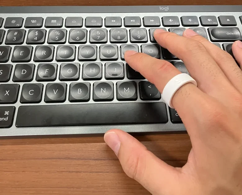 Oura Ring 4サイジングキットのサイズ9(USモデル)を人差し指に装着しキーボードを操作している様子