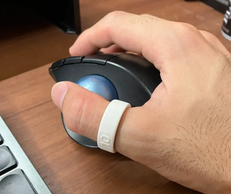 Oura Ring 4サイジングキットのサイズ10(USモデル)を親指に装着しマウスを操作している様子