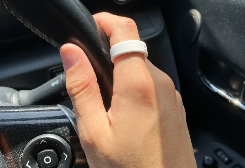 Oura Ring 4サイジングキットのサイズ9(USモデル)を右手の人差し指に装着し自動車のハンドルを持っている様子