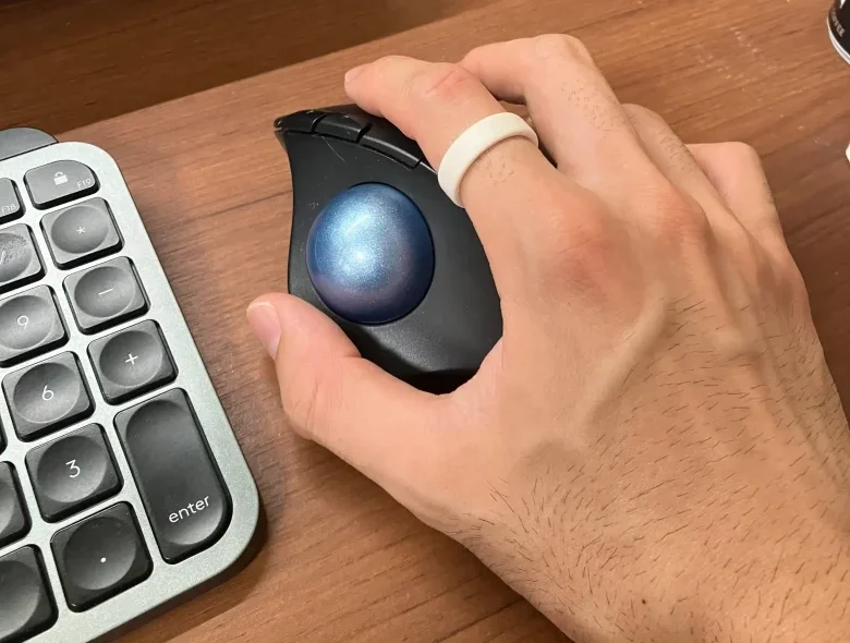 Oura Ring 5サイジングキットのサイズ9(USモデル)を人差し指に装着しマウスを操作している様子