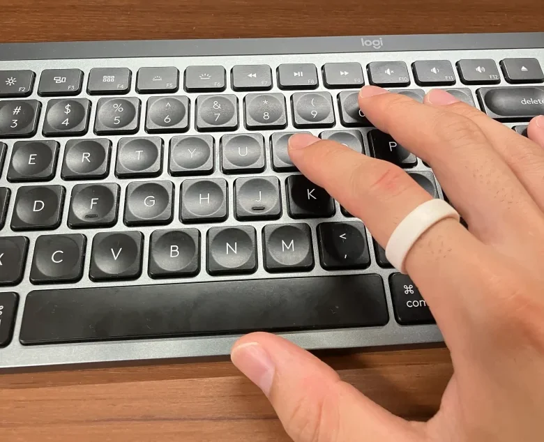 Oura Ring 5サイジングキットのサイズ9(USモデル)を人差し指に装着しキーボードを操作している様子
