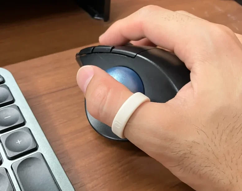 Oura Ring 5サイジングキットのサイズ10(USモデル)を親指に装着しマウスを操作している様子