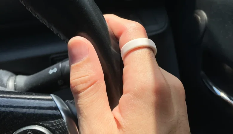 Oura Ring 5サイジングキットのサイズ9(USモデル)を右手の人差し指に装着し自動車のハンドルを持っている様子