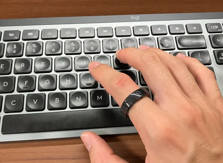 RinnConnサイジングキットのサイズ9（USモデル）を人差し指に装着しキーボードを操作している様子
