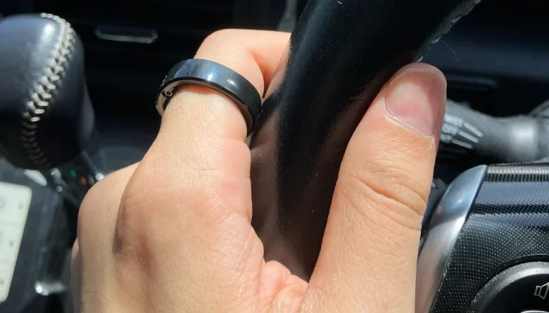 RinnConnサイジングキットのサイズ9(USモデル)を左手の人差し指に装着し自動車のハンドルを持っている様子