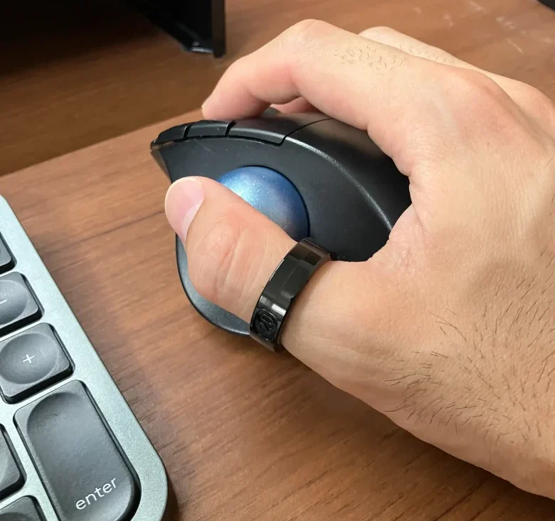 SOXAI RING 2サイジングキットのサイズ20を親指に装着しマウスを操作している様子