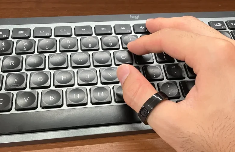 SOXAI RING 2サイジングキットのサイズ20を親指に装着しキーボードを操作している様子