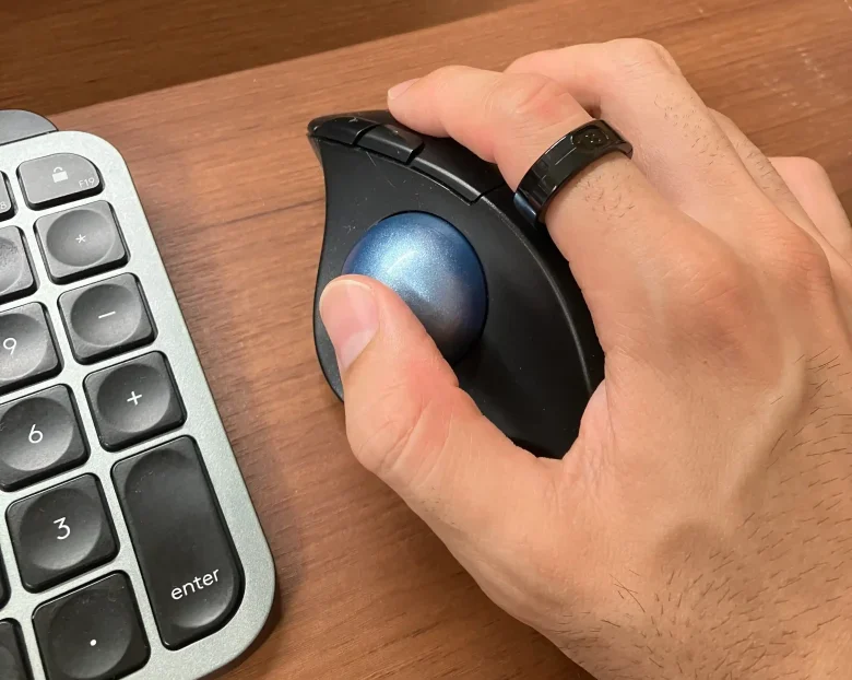 SOXAI RING 2サイジングキットのサイズ18を人差し指に装着しマウスを操作している様子