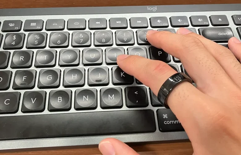 SOXAI RING 2サイジングキットのサイズ18を人差し指に装着しキーボードを操作している様子